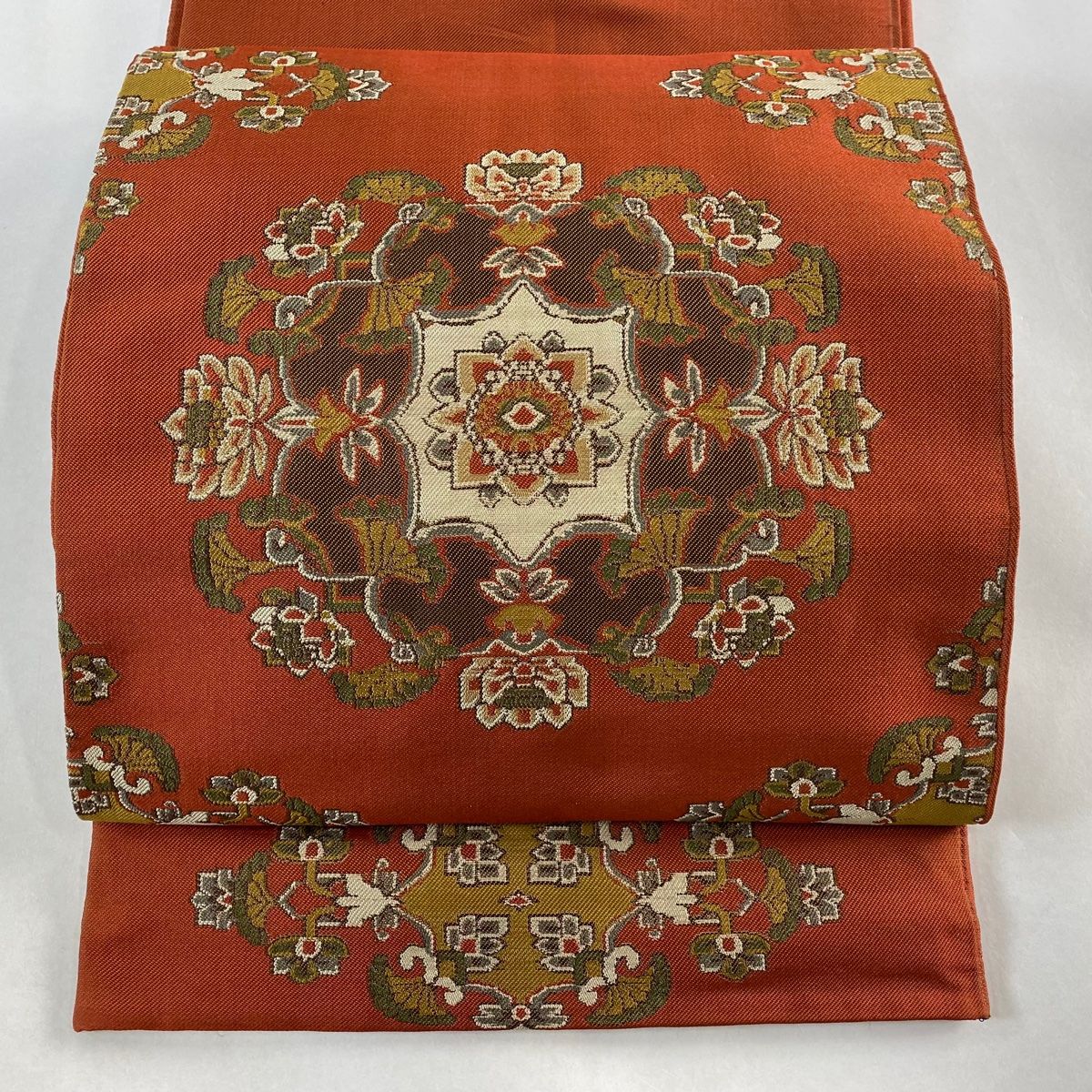 セブンイレブン 冬ギフト カタログ 袋帯 逸品 龍村平蔵 落款 天平八綾華文錦 華文 朱色 お太鼓柄 着物・浴衣