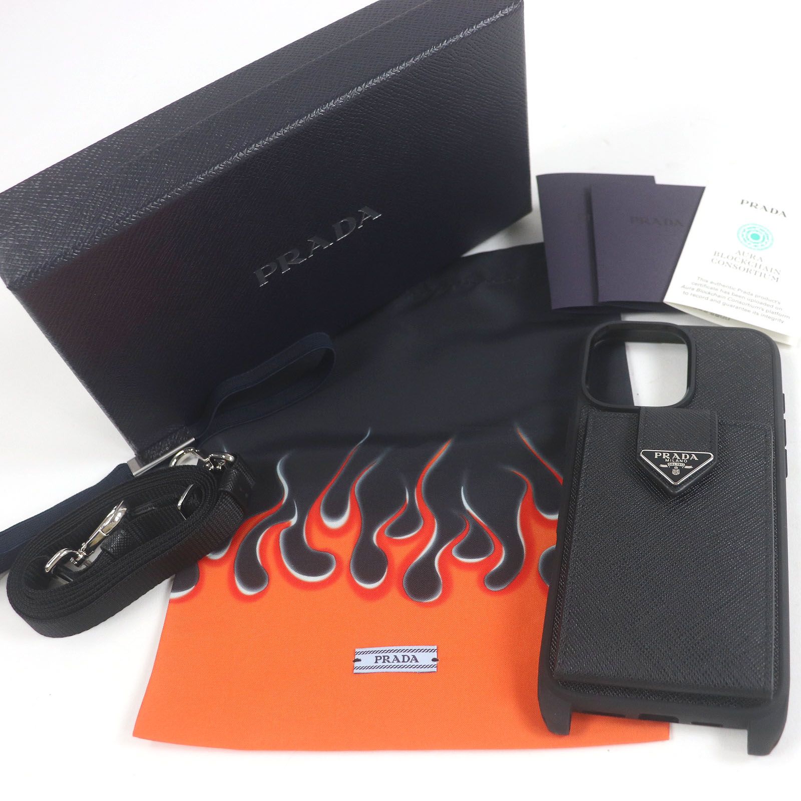 □PRADA プラダ 2ZH204 iPhone 16 Pro Max用 サフィアーノレザー Re-Nylonストラップ トライアングルロゴ iPhoneケース ブラック メンズ 定価116 600円