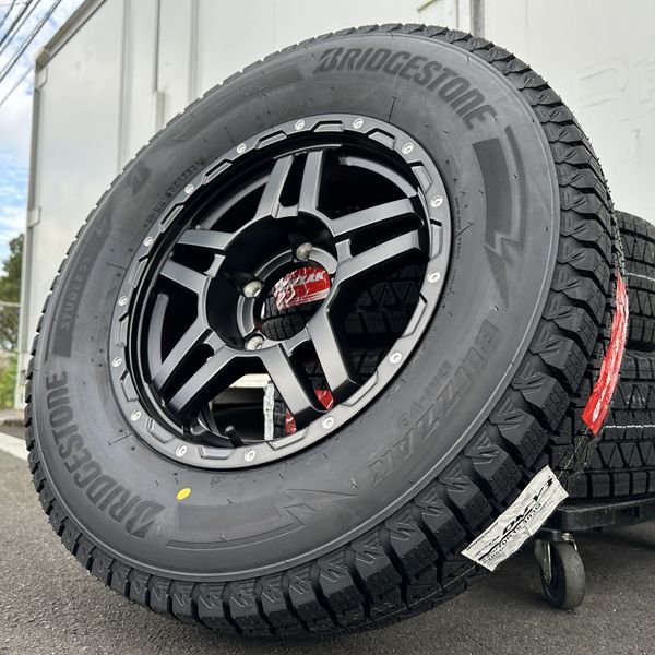 スタッドレス ジムニーシエラ JB74 16インチ 新品 タイヤホイール 4本セット BRIDGESTONE BLIZZAK DM-V3  215/70R16 ホワイトレター ブリヂストン 冬 スノー 5本スポーク マットブラック 純正車高 - メルカリ