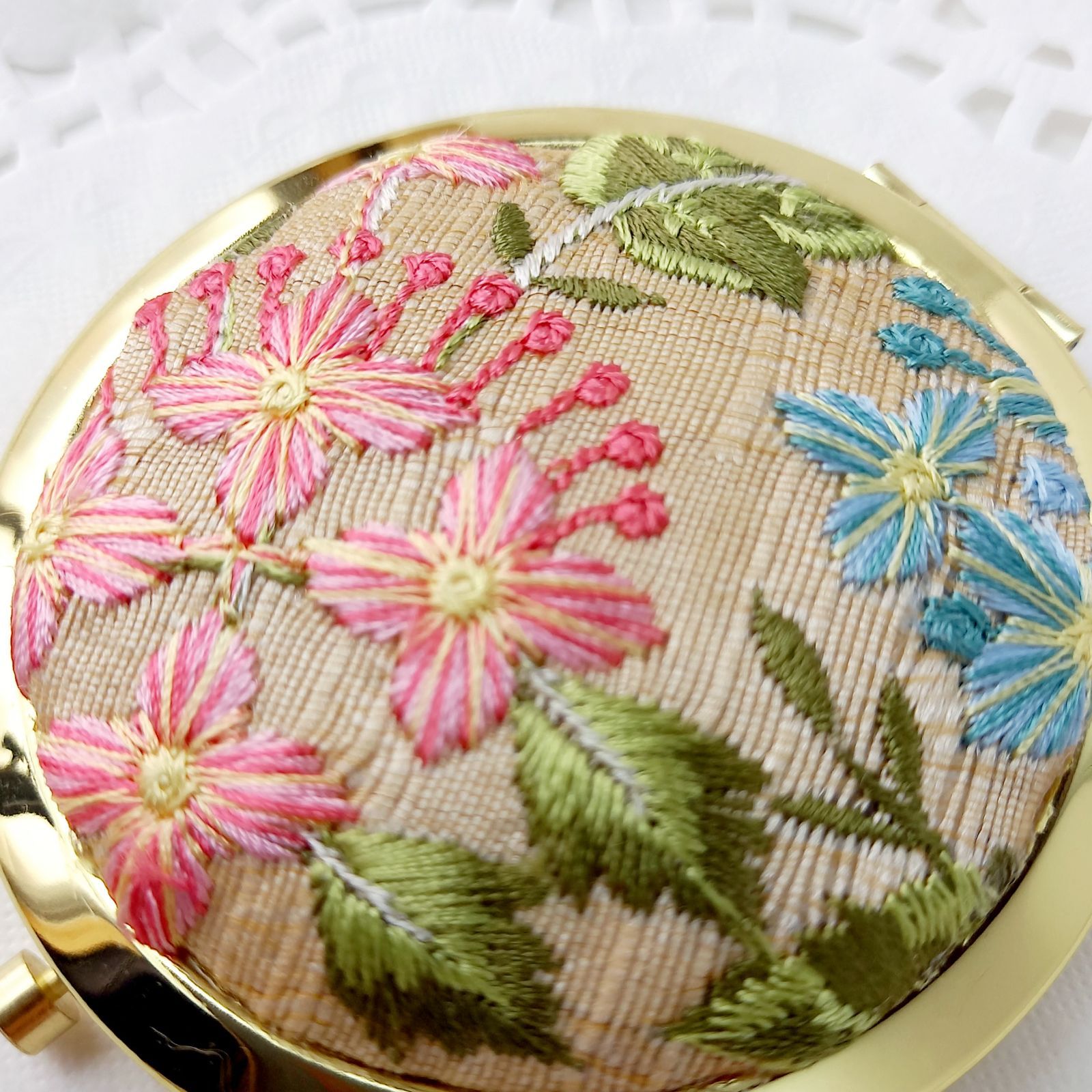 インド刺繍リボンのプッシュ式コンパクトミラー アジサイ柄 - メルカリ