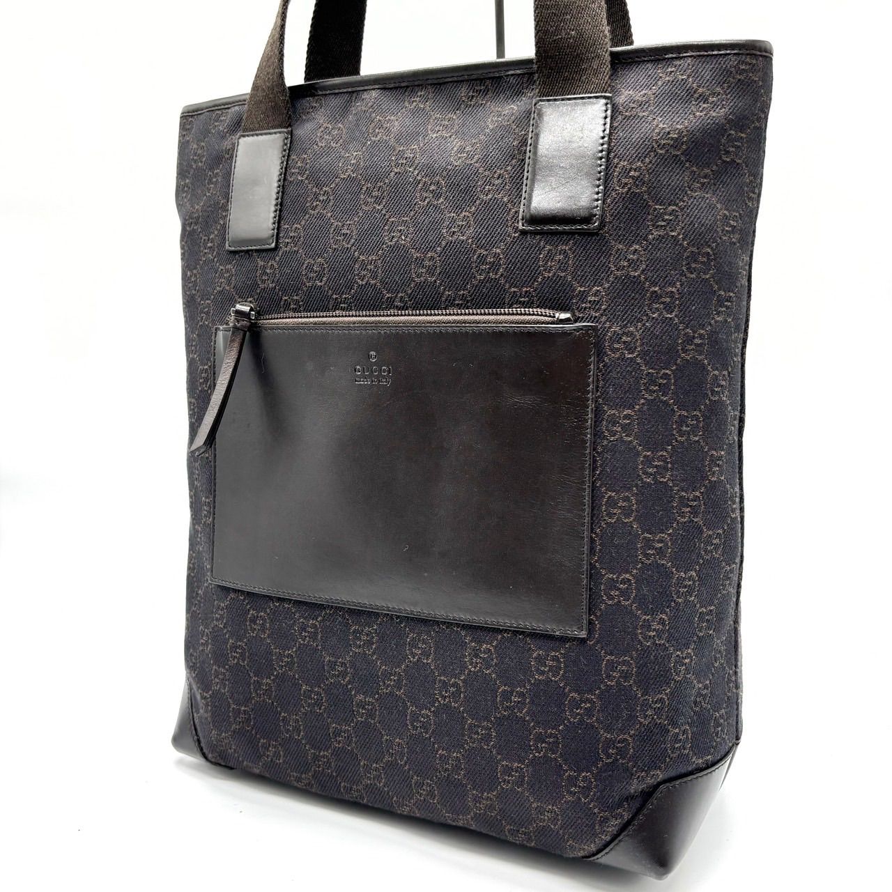 A4可 GUCCI キャンバス トートバッグ 黒 GG柄 ロゴプレート 型押し
