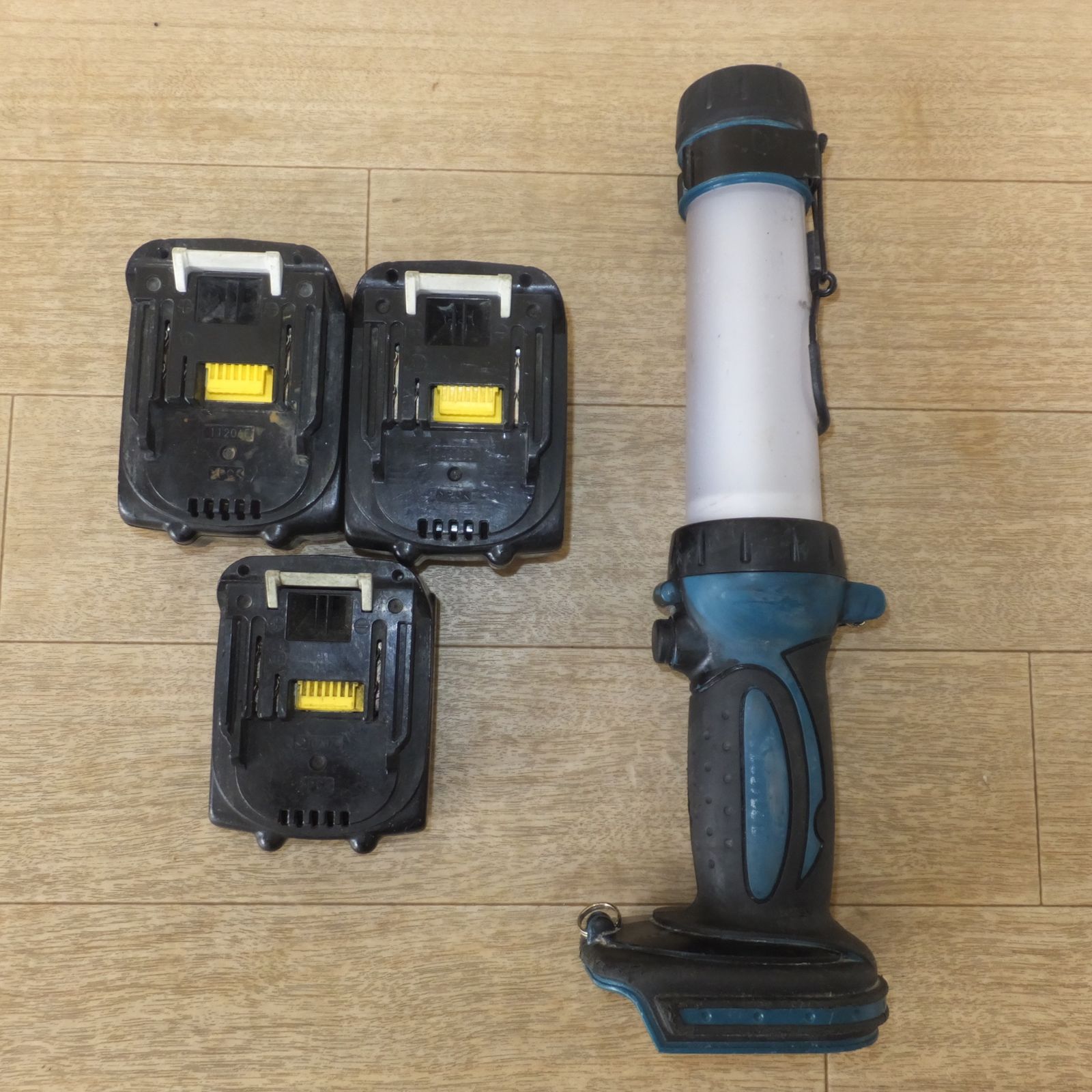 [送料無料] マキタ makita 充電式LEDワークライト ML806　バッテリ BL1430 2点　BL1415　セット
