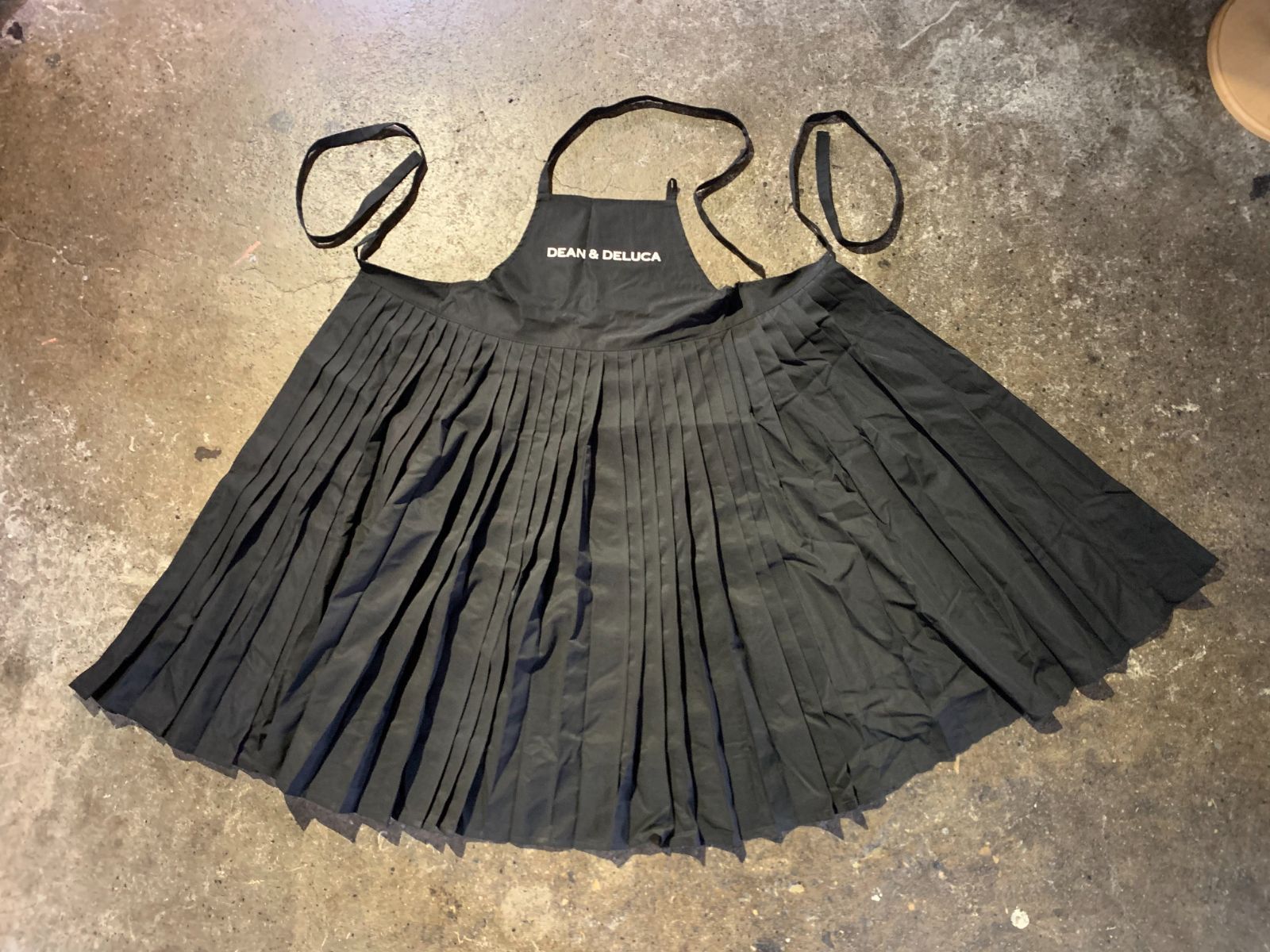 ♣ディーン&デルーカ♣BEAMS限定品人気プリーツエプロンドレス　新品ブラック ディーン アンド デルーカ×ビームス クチュール“プリーツ
