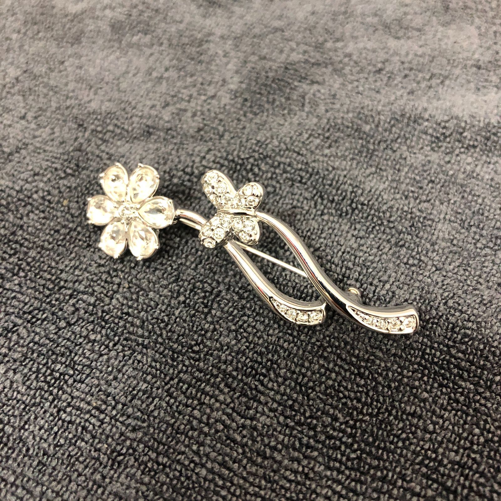 【極美品✨️】SWAROVSKI フラワー クリスタル シルバー ブローチ SWAROVSKI - SWAROVSKI スワロフスキー ブローチ 苺 いちご