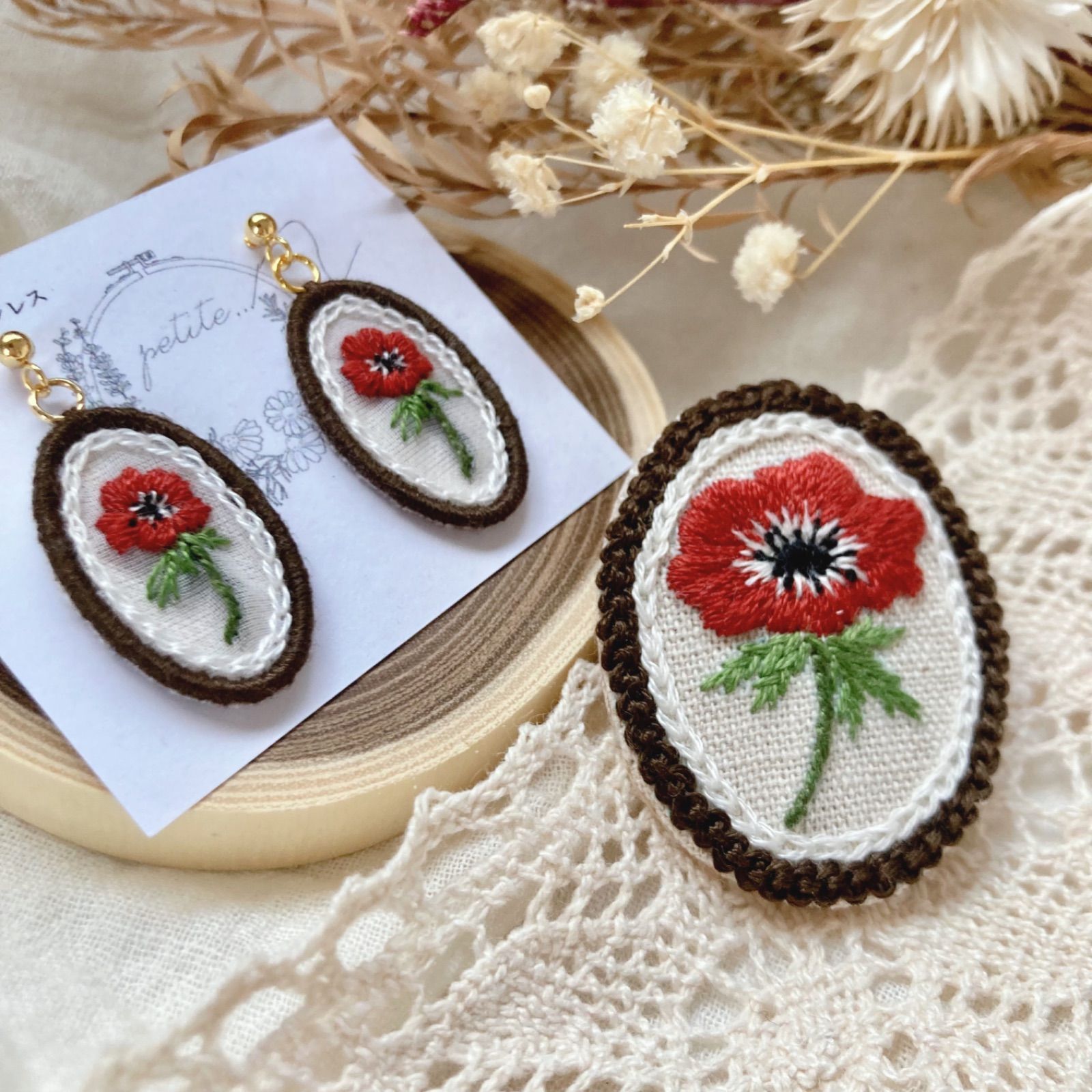 ⚘2月の草花⚘アネモネシリーズの刺繍ピアス&ブローチ - petite