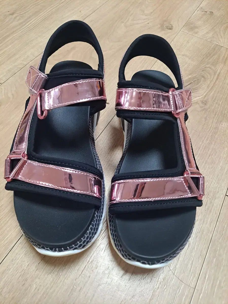 ３色展開☆ ALDO(アルド) 虹色アウトソール サンダル Sandyy★ ALDO(アルド) サンダル - メルカリ