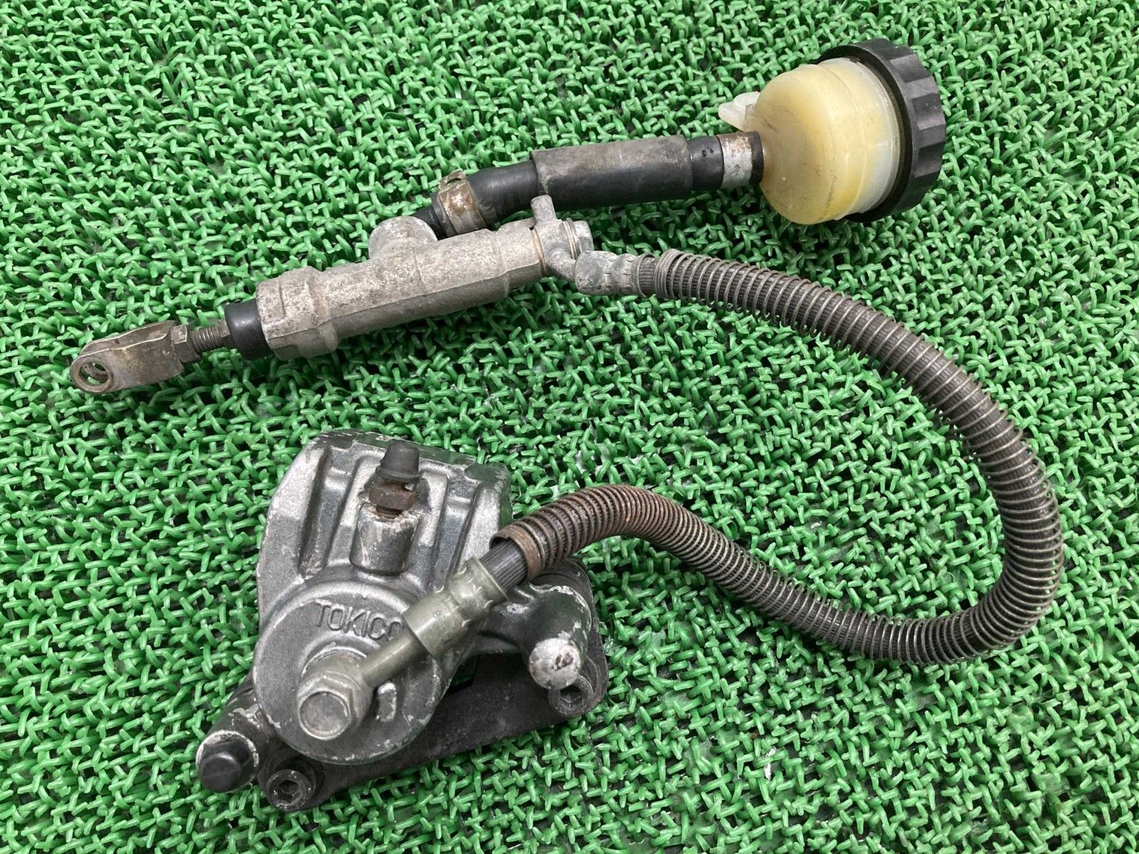 ZRX400 リアブレーキキャリパー 1572 カワサキ 純正 バイク 部品 ZR400E TOKICO リアブレーキマスター 割れ欠け無し 品薄 Qo