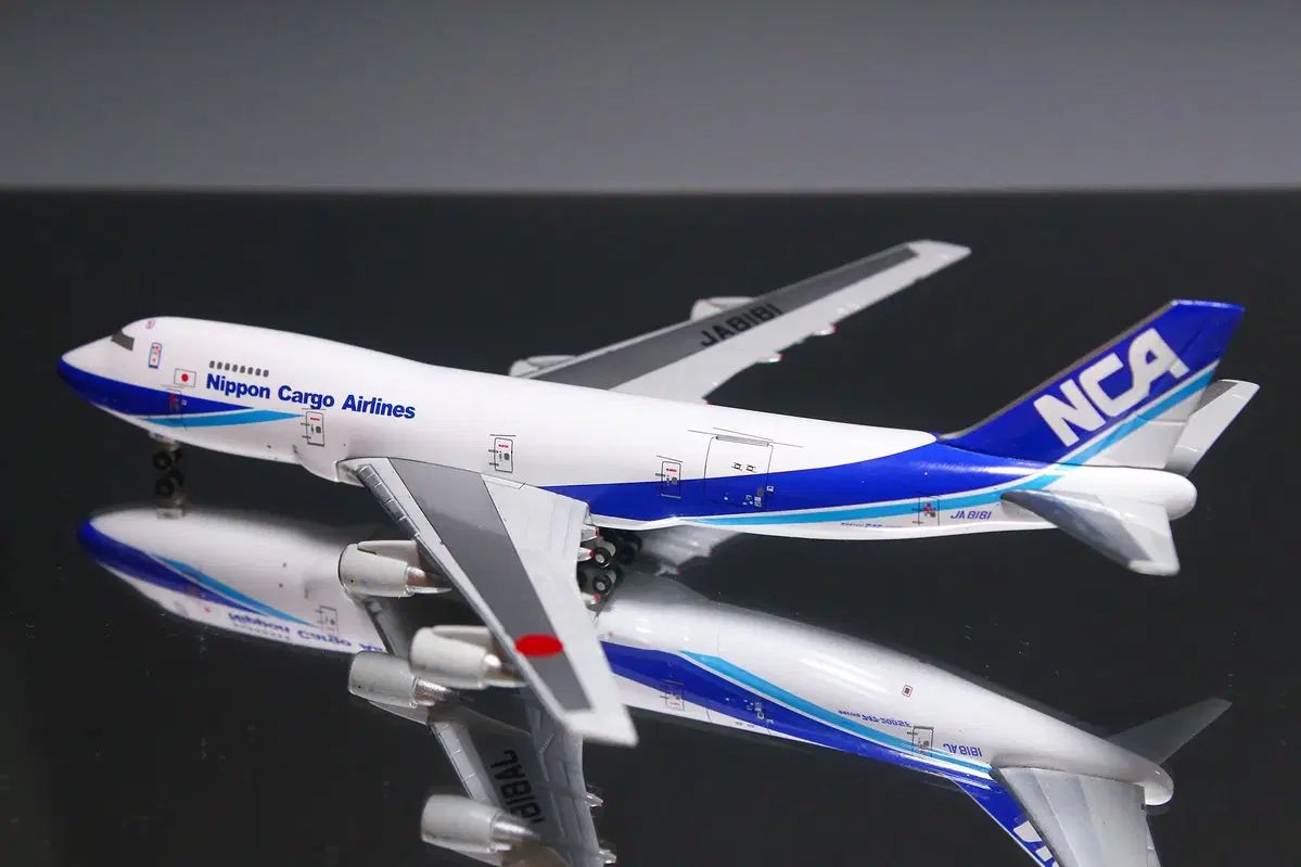 Boeing ボーイング 飛行機 1/400 NCA B747-200 747SR 200F SRF JA8158 フィギュア BOEING B747 SRF JA8158 NCA GSE付き Amazon.co.jp: BOEING B747