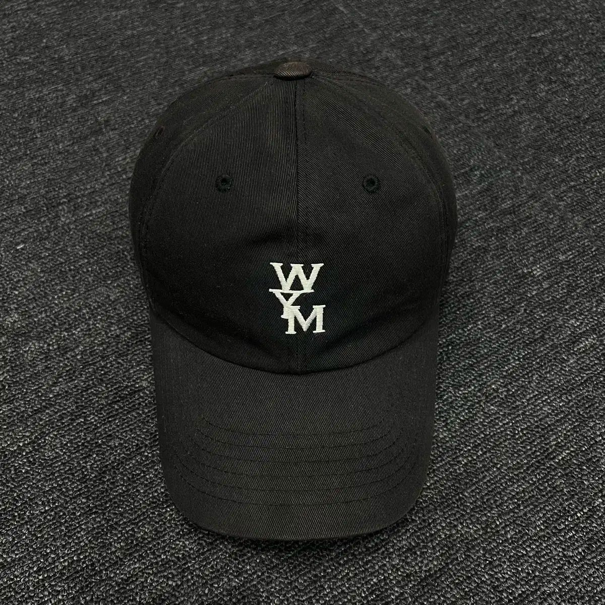 WOOYOUNGMI♦ロゴ入り キャップ ブラック ☆【WOOYOUNGMI】☆White Embroidered Logo Ball Ca.p Black