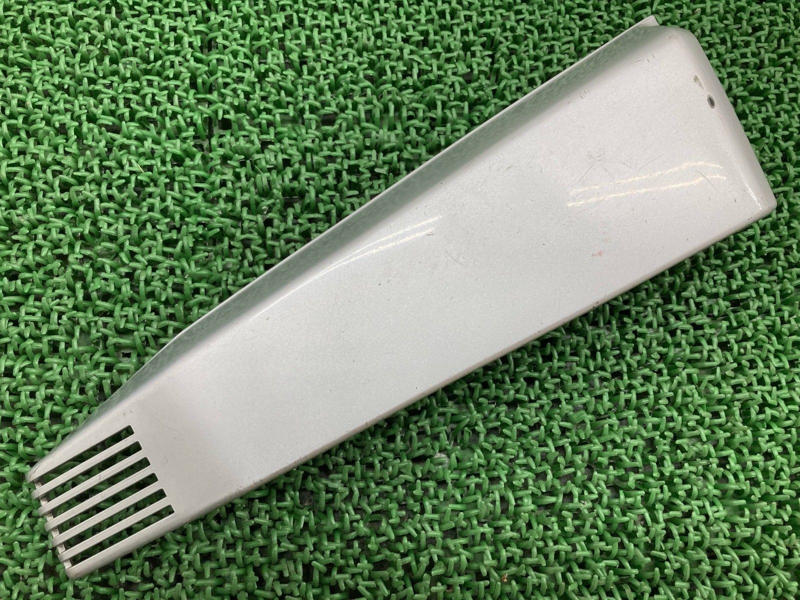 GSX250Sカタナ サイドカバー 右 銀 94431-49300 スズキ 純正 バイク 部品 GJ76A サイドカウル 割れ欠け無し 品薄 品 Qq