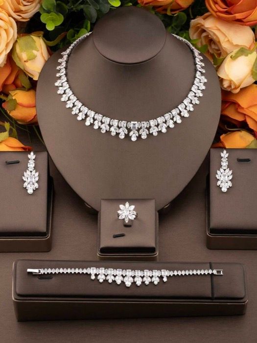 ジュエリー レディース セット 1セット エレガントキュービックジルコニア フラワージュエリーセット ピアス1ペア ネックレス1本 ブレスレット1本 リング1個が含まれます 女性の日常着やパーティーウェアに適し