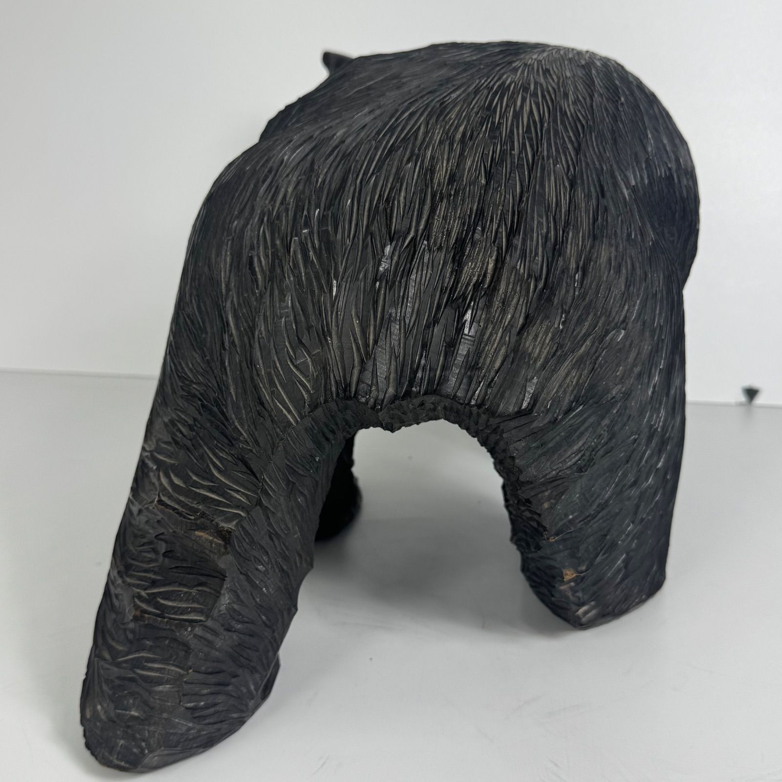 北海道伝統工芸 迫力ある木彫りの熊 作家銘あり 置物 長約48cm 刻 