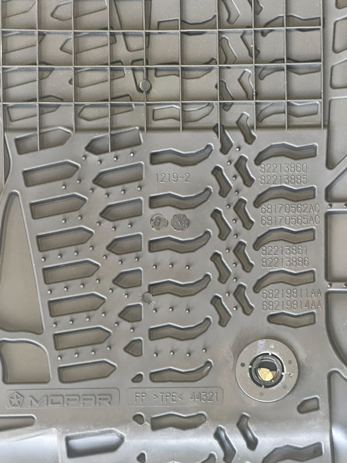 クライスラー JEEP ジープ 純正品 OEM ラングラー アンリミテッド JK 2007年～2017年 オールウェザー フロアマット 4枚セット 82213860 ラバータイプ 品 ⑱ BRIGHTFACE_UK