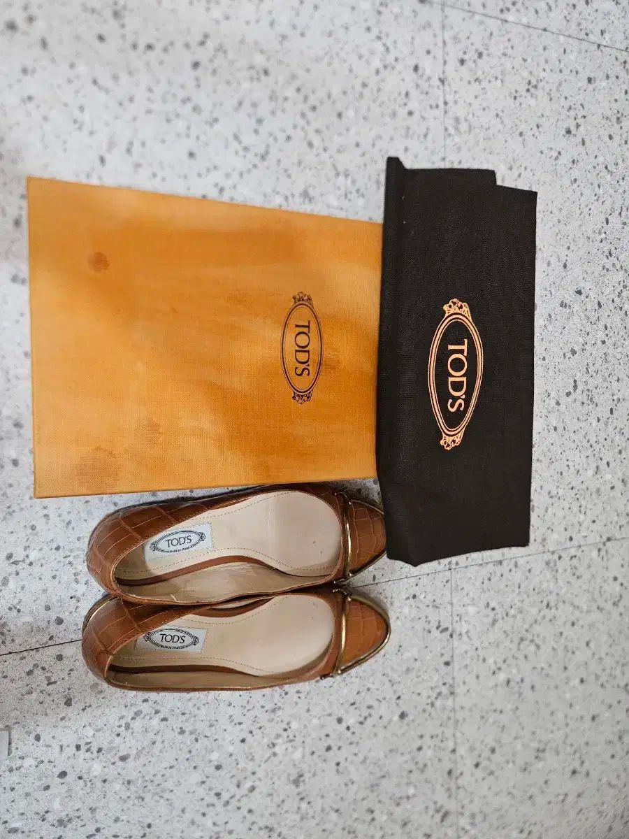 新発売鳥用TOD'S(トッズ) フラットシューズ 35 サイズ 自立支援