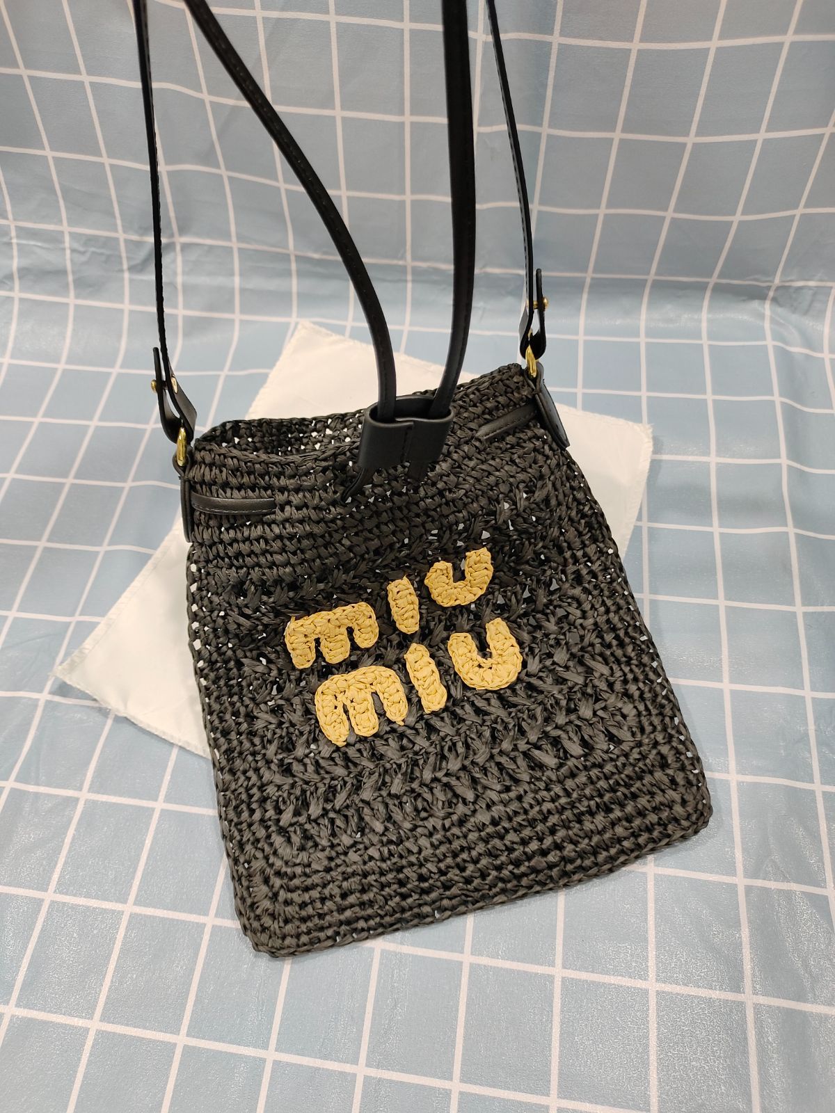 SALE～MIU MIU ミュウミュウ　ハンドバッグ　ブラック　送料無料❗麦わら