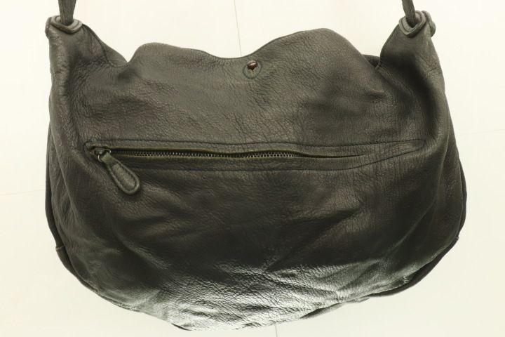 【中古】 REAL NATURAL TANNED LEATHER メンズショルダーバッグ -- ショルダーバッグ REAL NATURAL TANNED LEATHER -- 黒 ブラック 無地