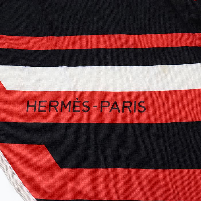 ＊抜群の存在感＊【HERMES】トライアングル 大判 スカーフ トライアングル ジェアン 《ラ・レアル》 | Hermès - エルメス