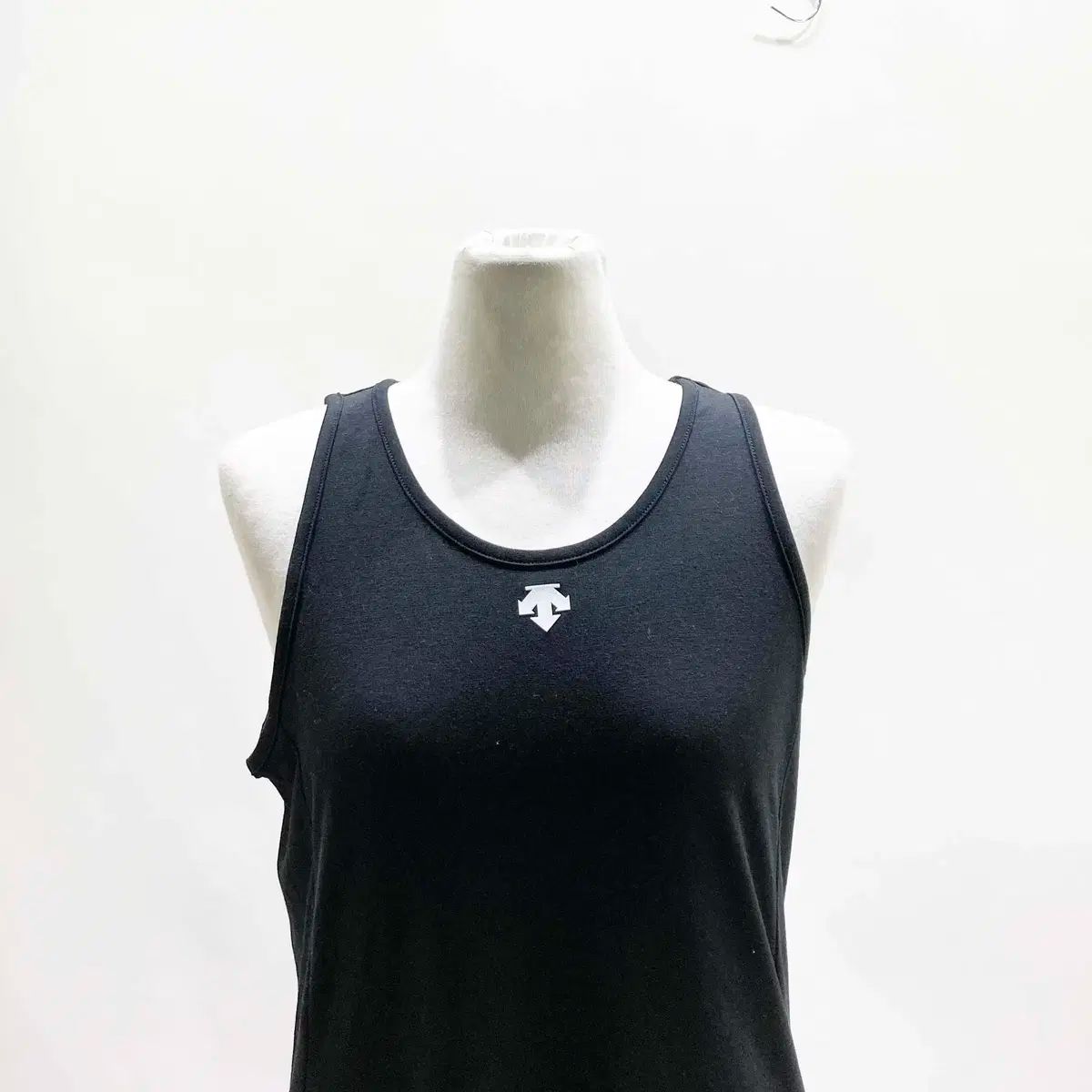 DESCENTE - DESCENTEレディース 韓国ノースリーブ新品、正規品 DESCENTE(デサント) 女性用スポーツノースリーブ 黒 90 ジンの