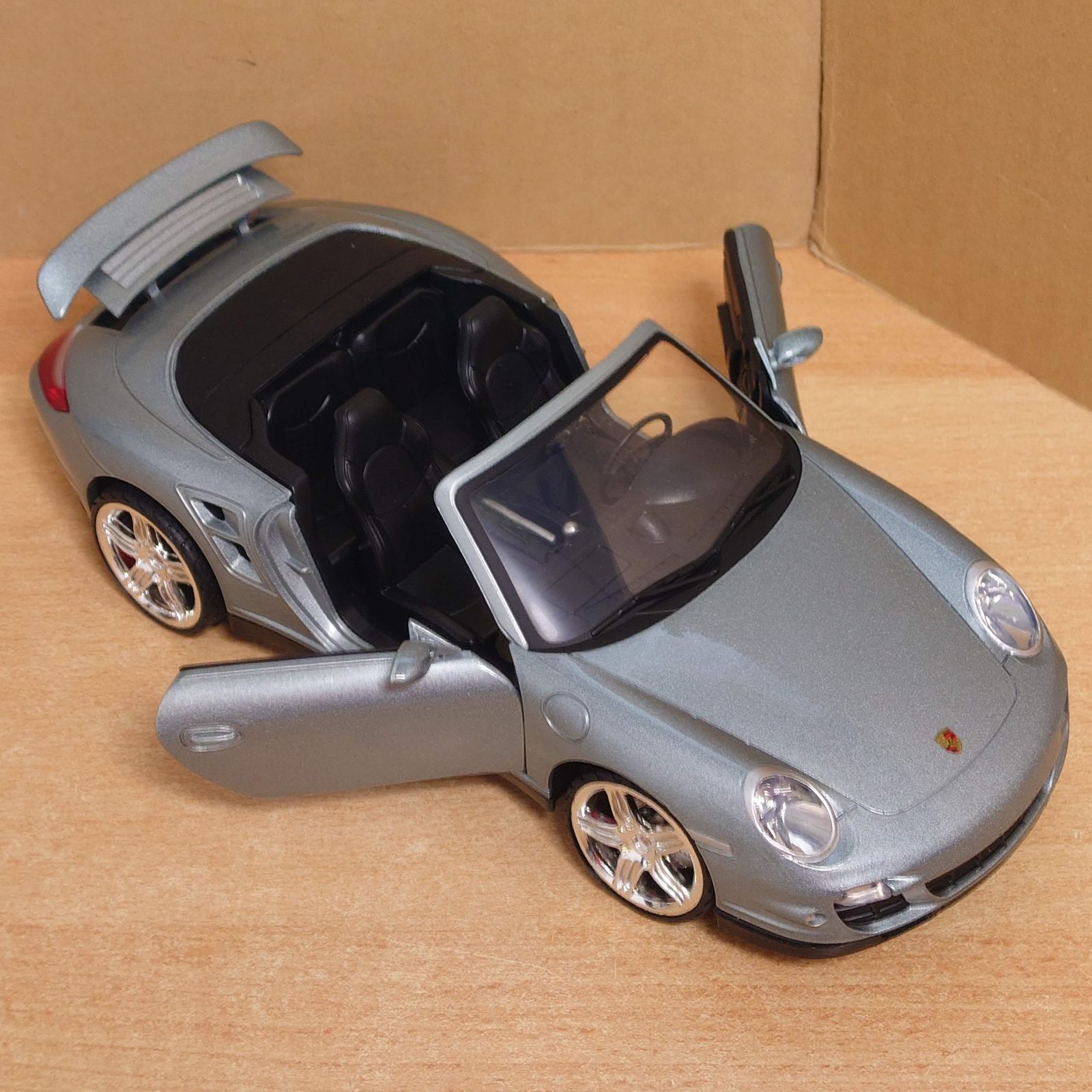 1/18 ポルシェ911ターボ カブリオレ シルバーメタリック PORSCHE