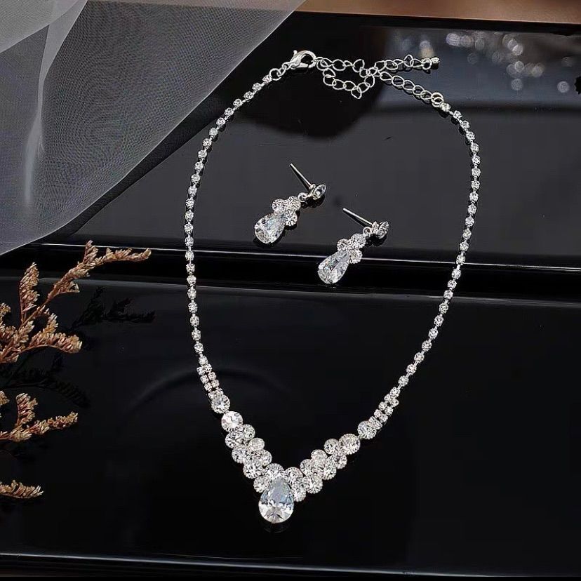 新品 未使用 ブライダル アクセサリー 2点セット ネックレス ピアス キラキラ