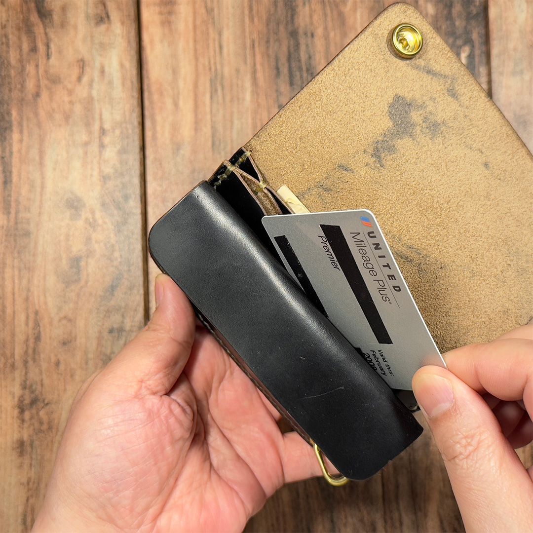 ブラック茶芯】手縫いショートトラッカーウォレット（クロムエクセル