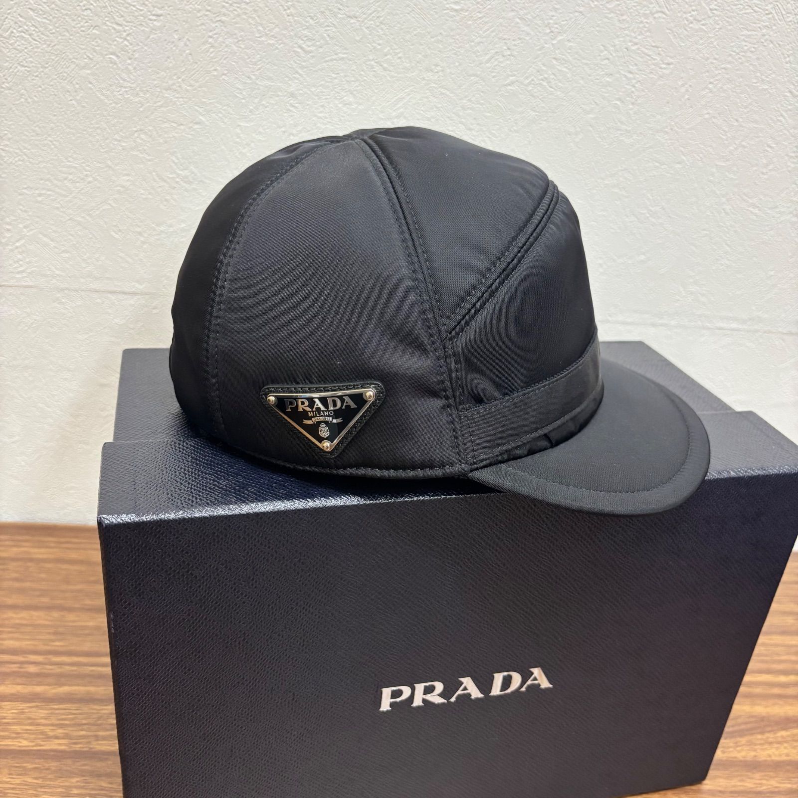 PRADA プラダ キャップ ナイロン 三角ロゴ ブラック 帽子 Mサイズ PRADA プラダ キャップ 三角プレート ロゴ ブラック シルバー