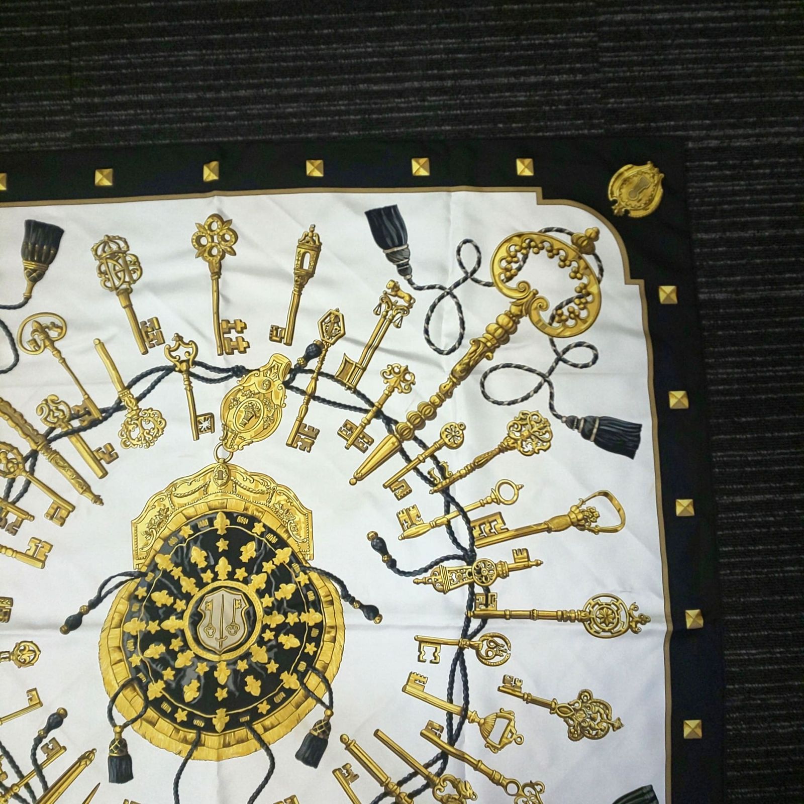 1022C-05 HERMES エルメス スカーフ カレ90 鍵モチーフ LES CLES