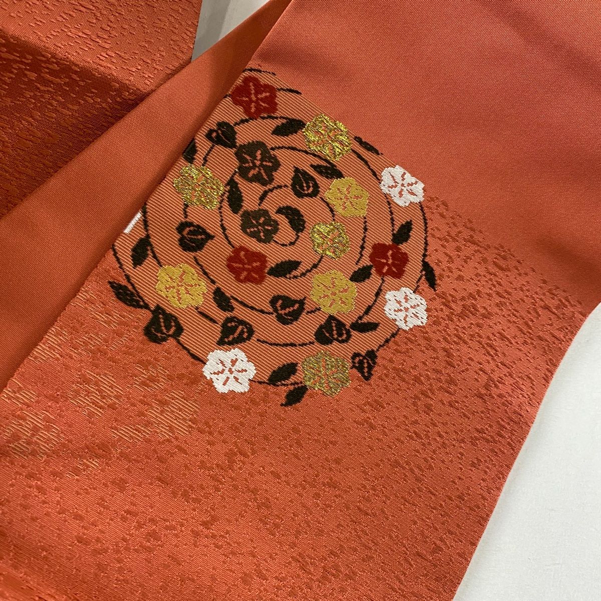 名古屋帯 美品 秀品 関西仕立て 渦巻き 梅 刺繍 金糸 朱色 正絹