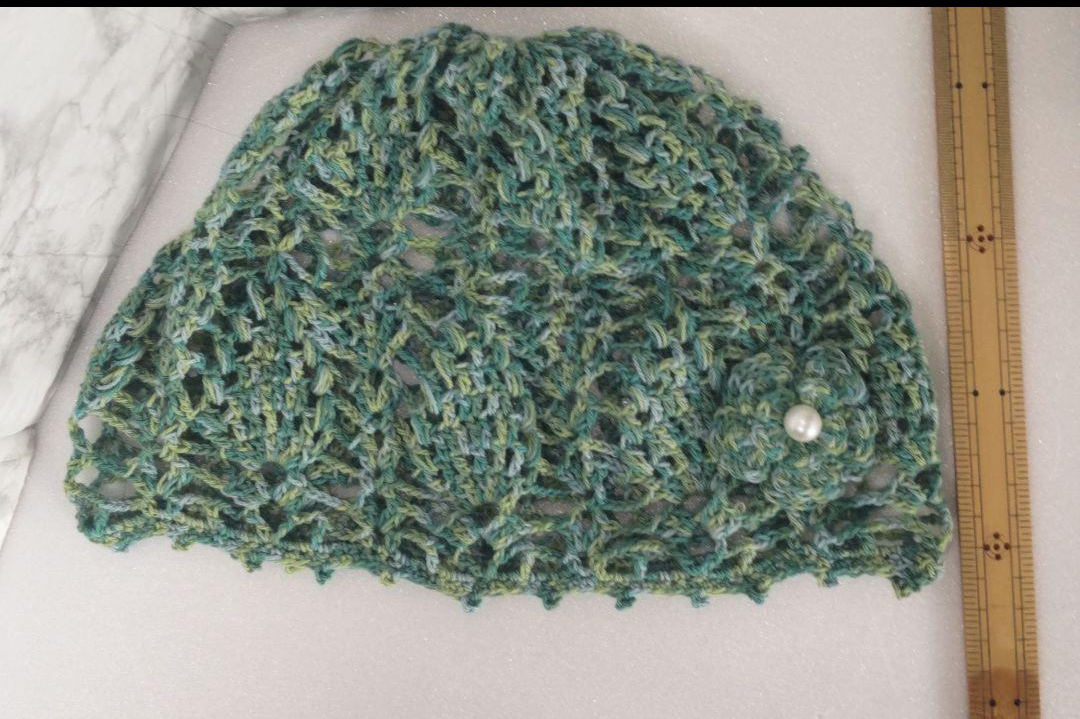 ウール　ニット帽　クリーム色　水色　緑等の段染め　ベレー帽　パイン編み　かぎ針編