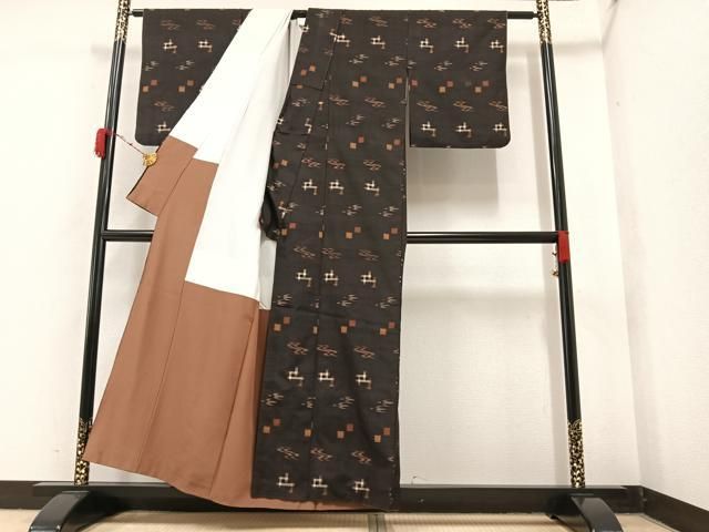 平和屋着物○国指定重要無形文化財 本場久米島紬 手織 琉球絣文様 正絹  