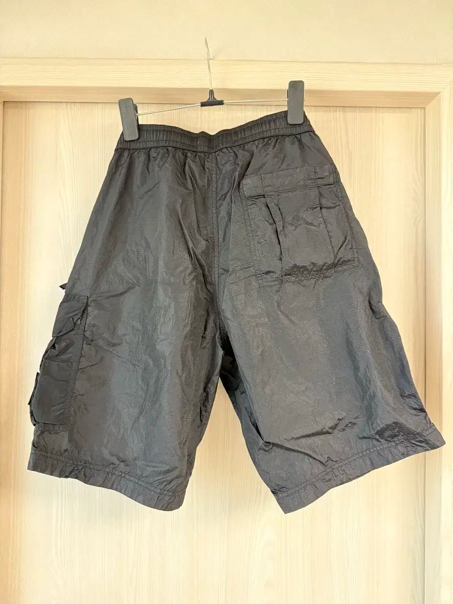 30 18 ー 19ss STONE ISLAND ストーンアイランド ナイロンメタル ハーフパンツ 黒