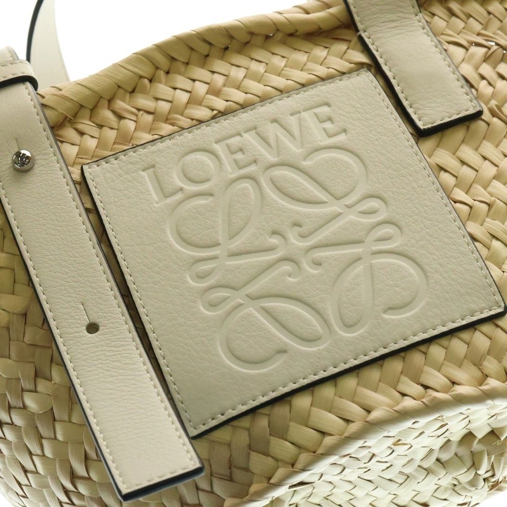 LOEWE ロゴ入り かごバッグ ベージュ/ホワイト LOEWE ロゴ入りカゴバッグ ベージュ