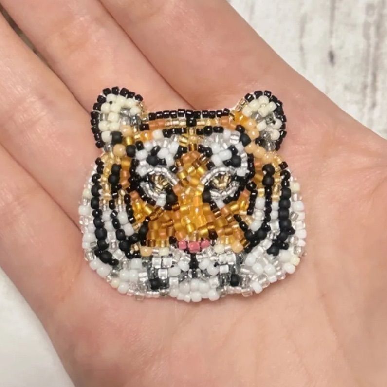 ビーズ 刺繍 ブローチ トラ 虎 タイガー ハンドメイド 動物