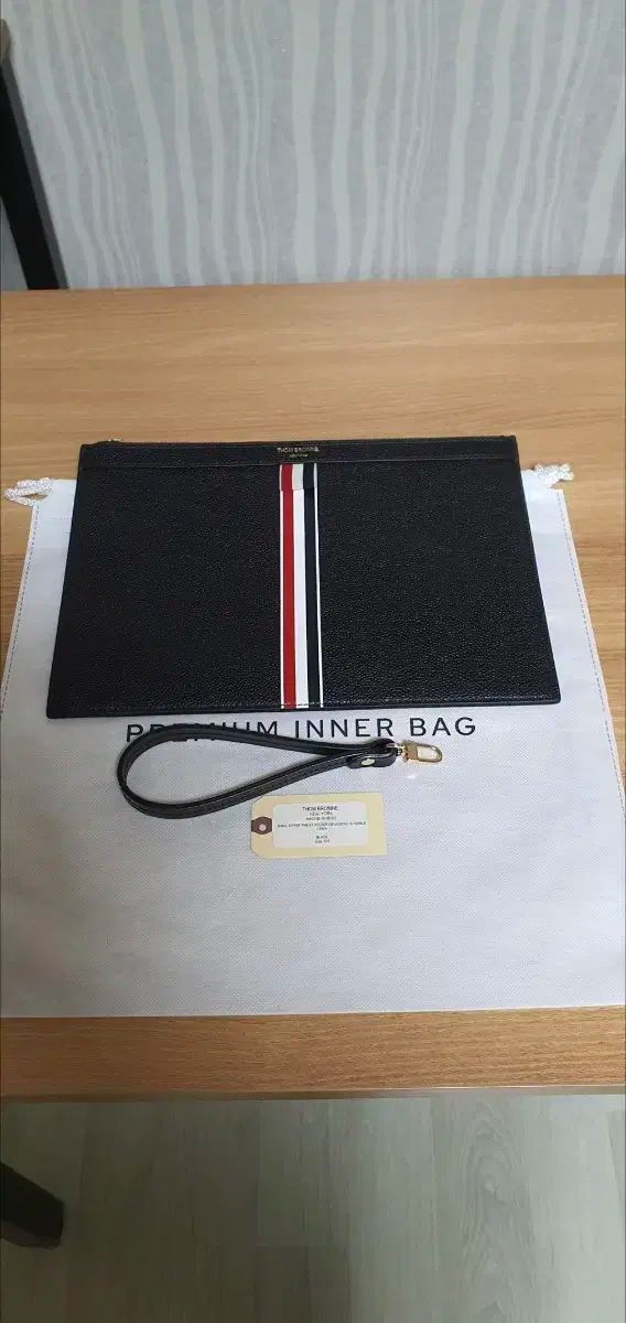 Thom Browne(トム ブラウン) クラッチバッグ ほぼ新品 正規品 29x20 (感情 O ）
