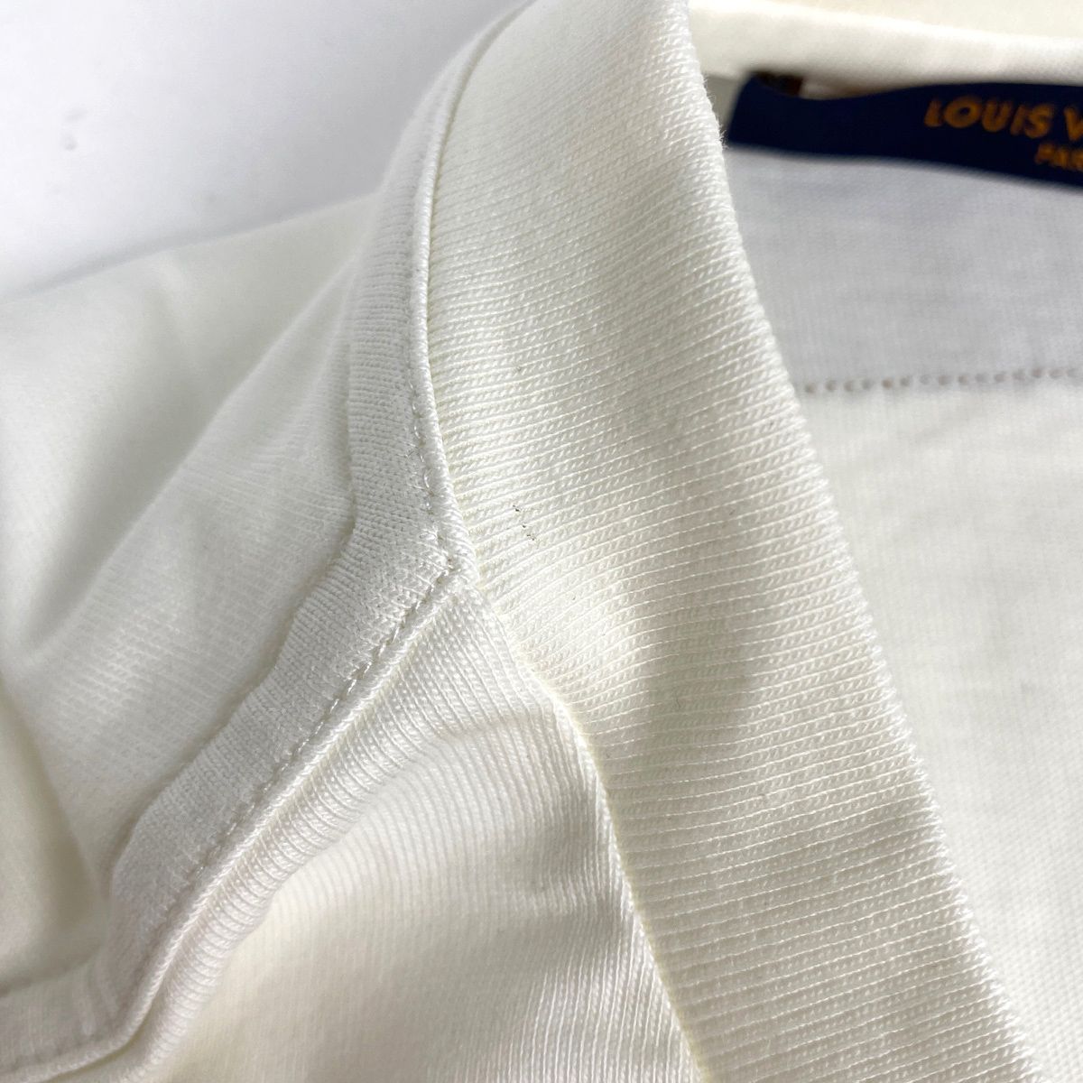 ルイヴィトン ホワイト エンボスロゴ Tシャツ 半袖 中古・古着通販】LOUIS VUITTON (ルイ ヴィトン) エンボスLVロゴT