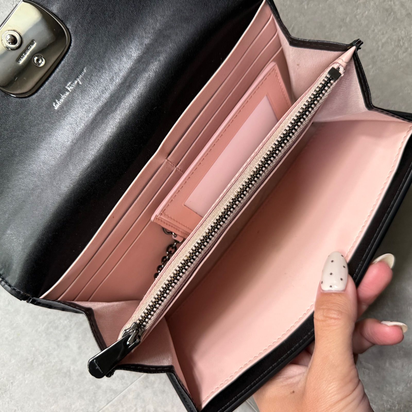 SalvatoreFerragamo サルヴァトーレフェラガモ ヴァラリボン 二つ折り 