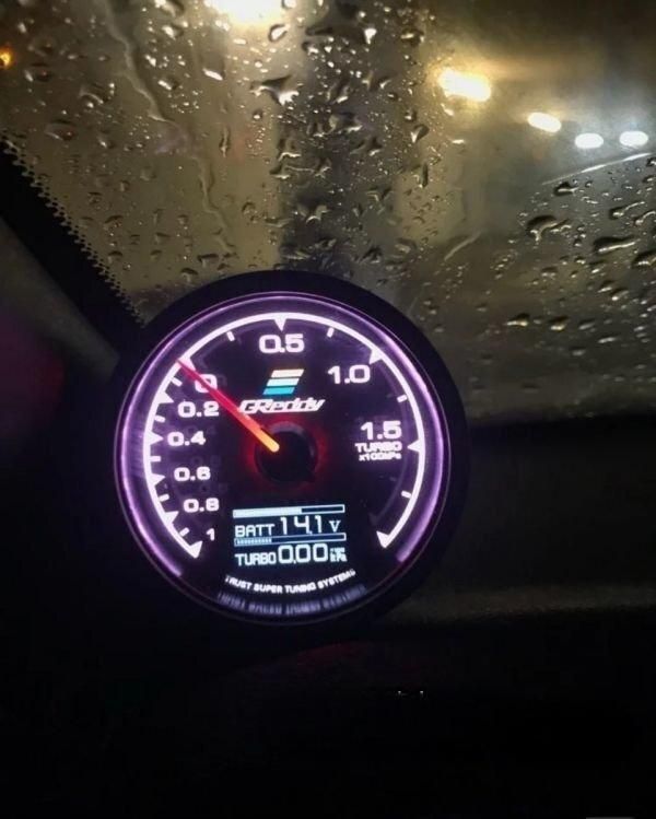 デジタル アナログ電気式 ブースト計 1.5 2.0 ブーストゲージ 60パイ 汎用 追加ターボメーター 電圧表示 ピ ZYP29今がチャンス