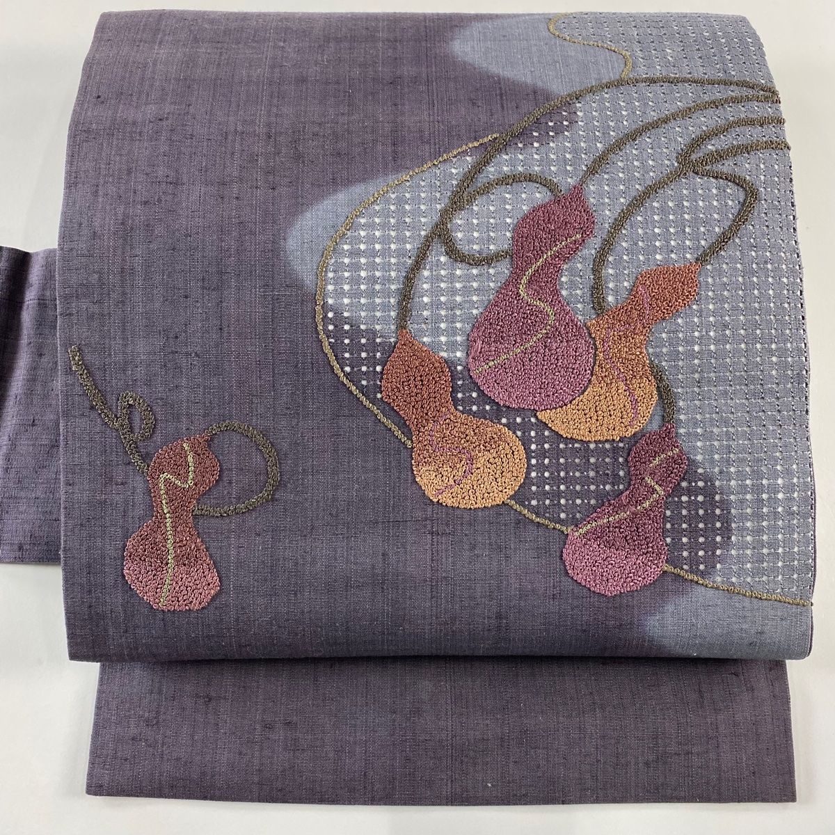 名古屋帯 秀品 紬地 瓢箪 霞 刺繍 濃紫 正絹 【中古】 - メルカリ