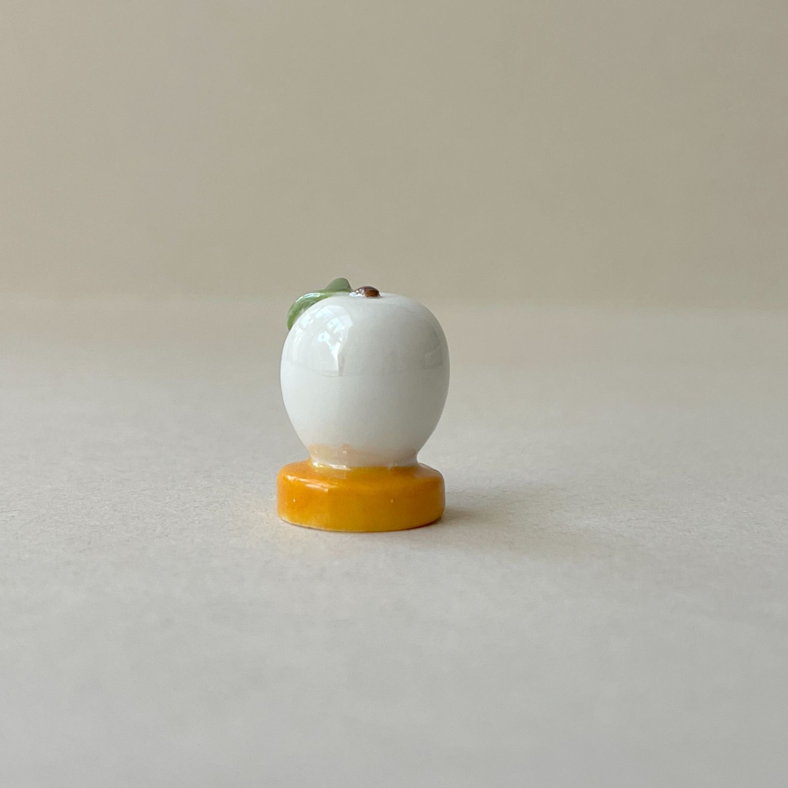 フェーヴ 小さな桃 果物と虹色のきらめき フランス フェーブ