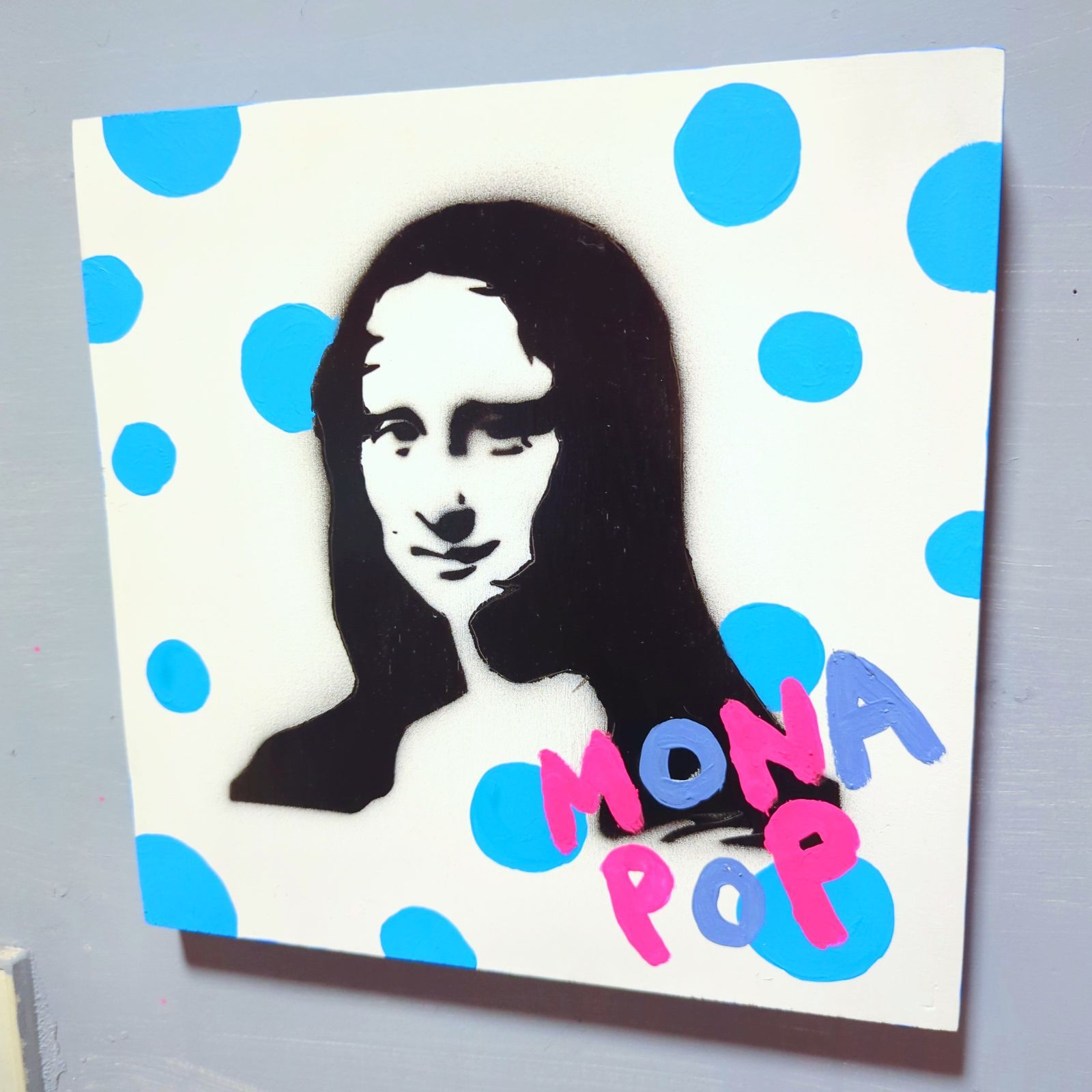 【2022年製作】MONA POP#3　ステンシル 現代アート 絵画 個性的 ユニーク ブラックジョーク ファブリックパネル ファブリックボード  アート ポップアート シニカル ユーモア インテリア ROCK 陰謀論 世界の終わり モナリザ　バンクシー - メルカリShops