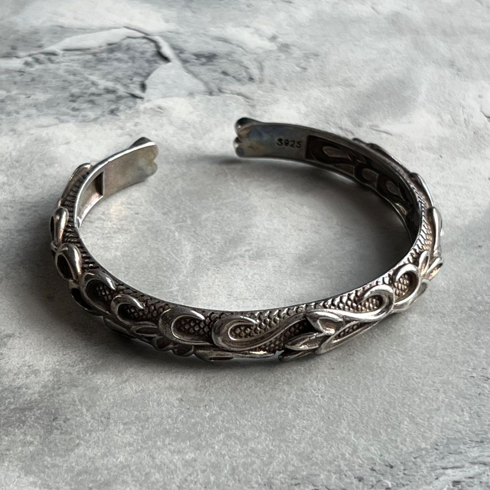 ヴィンテージ エンブレイスデザイン