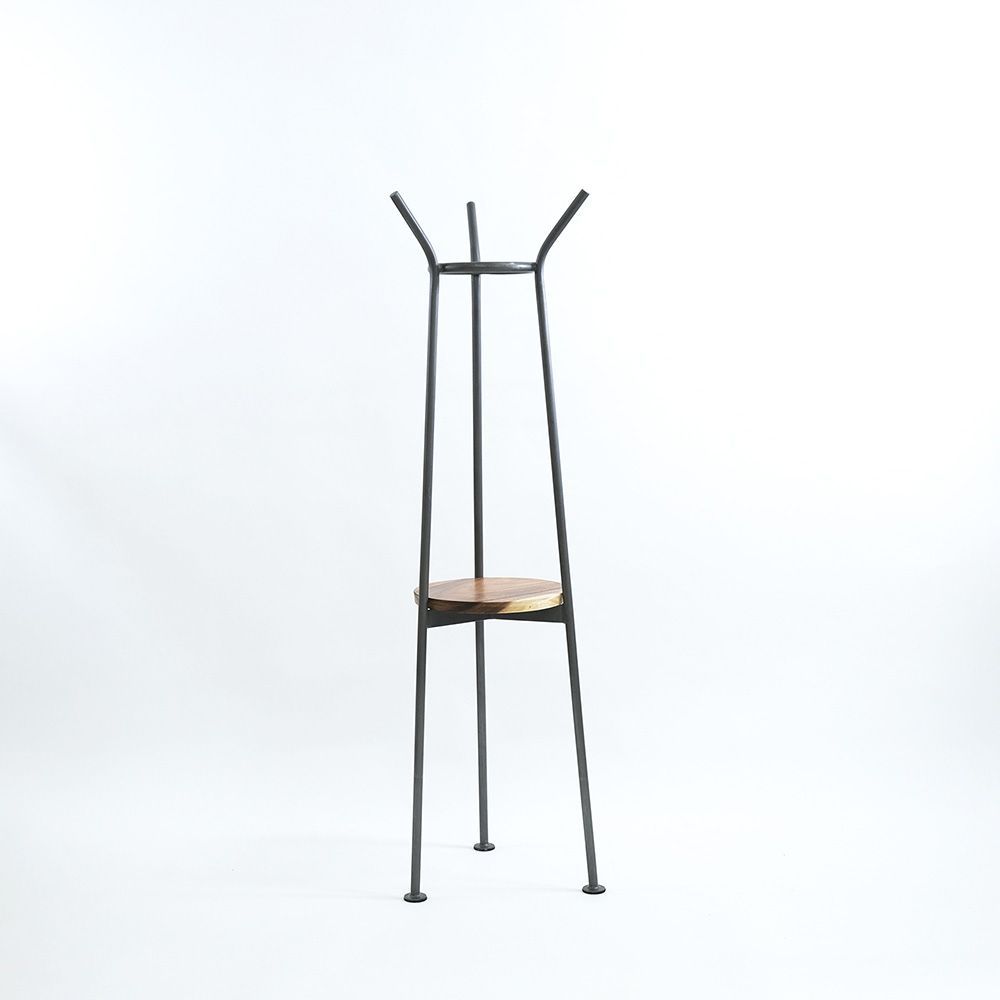 スペースを利用できるアイアンウッドのコートハンガー