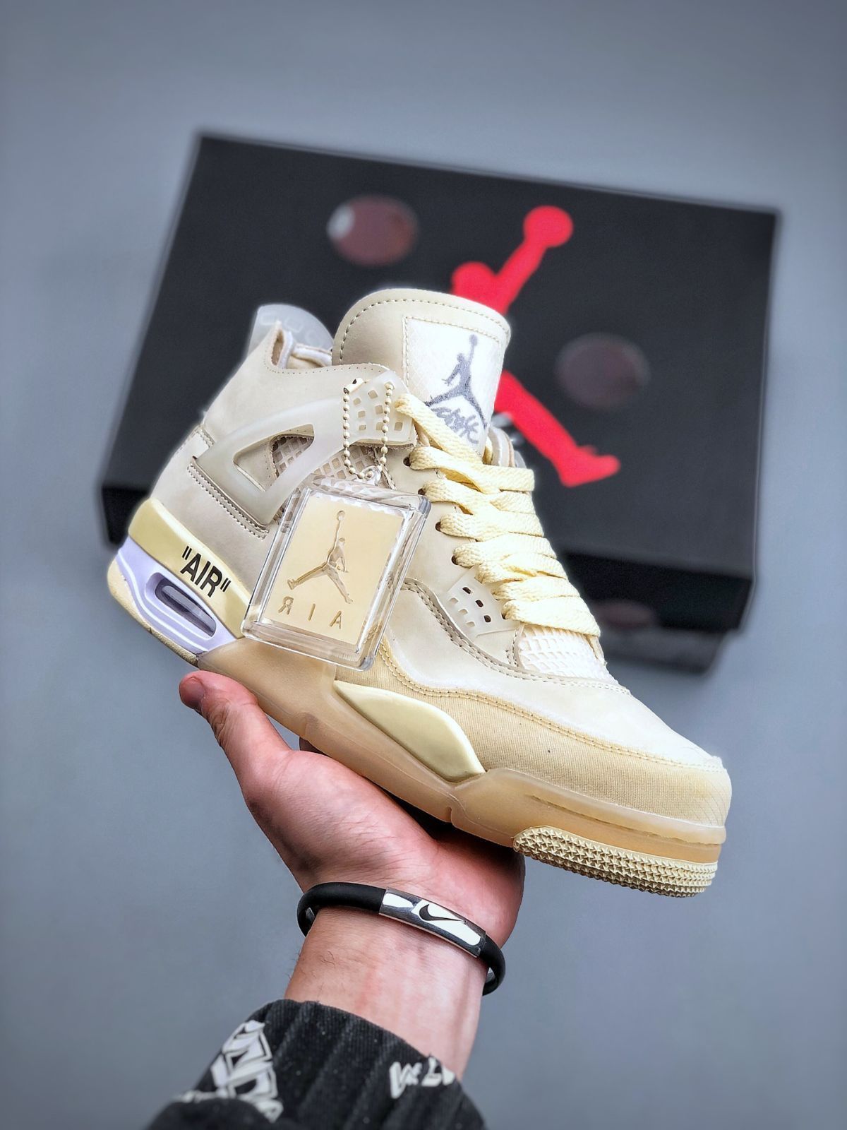 オフホワイト × ナイキ ウィメンズ エアジョーダン 4 レトロ SP セイル/モスリン-ホワイト-ブラック(OFF-WHITE × NIKE WMNS AIR JORDAN 4 SP SAIL/MUSLIN-WHITE-BLACKCV9388-100)