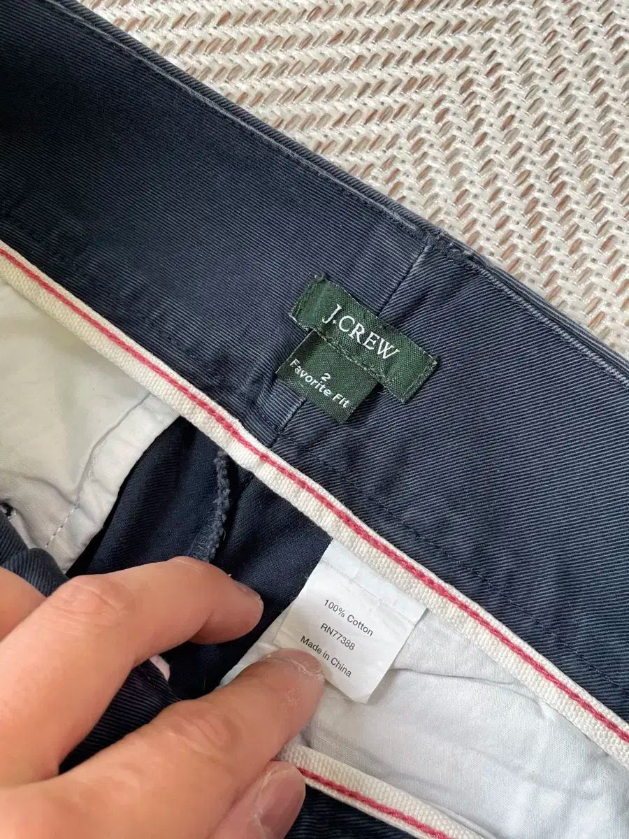 ネイビー チノパンツ