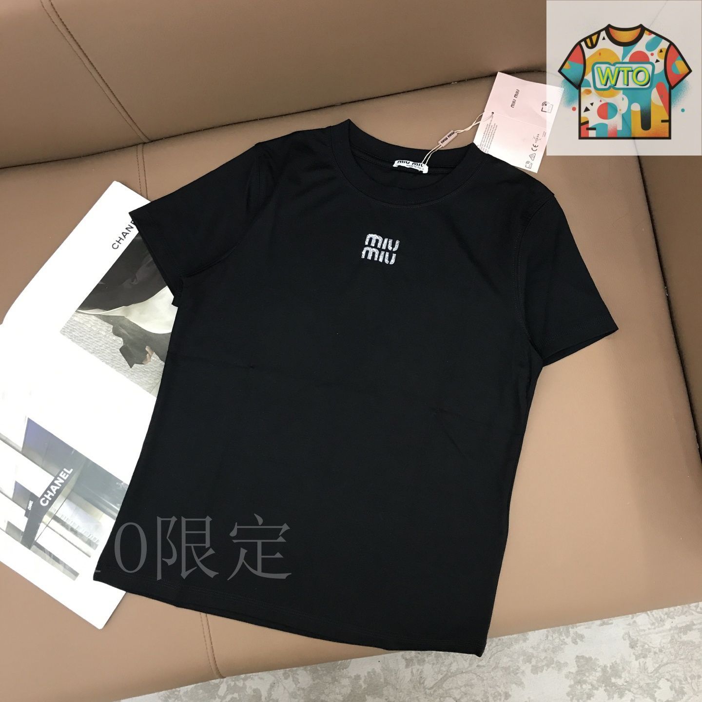 miu miu Tシャツ ショート ビジュー ホワイト 丸首 ロゴ ワンポイント 今日特価】Miu Miu 手作りビーズ文字ロゴ 丸首ショートスリーブ