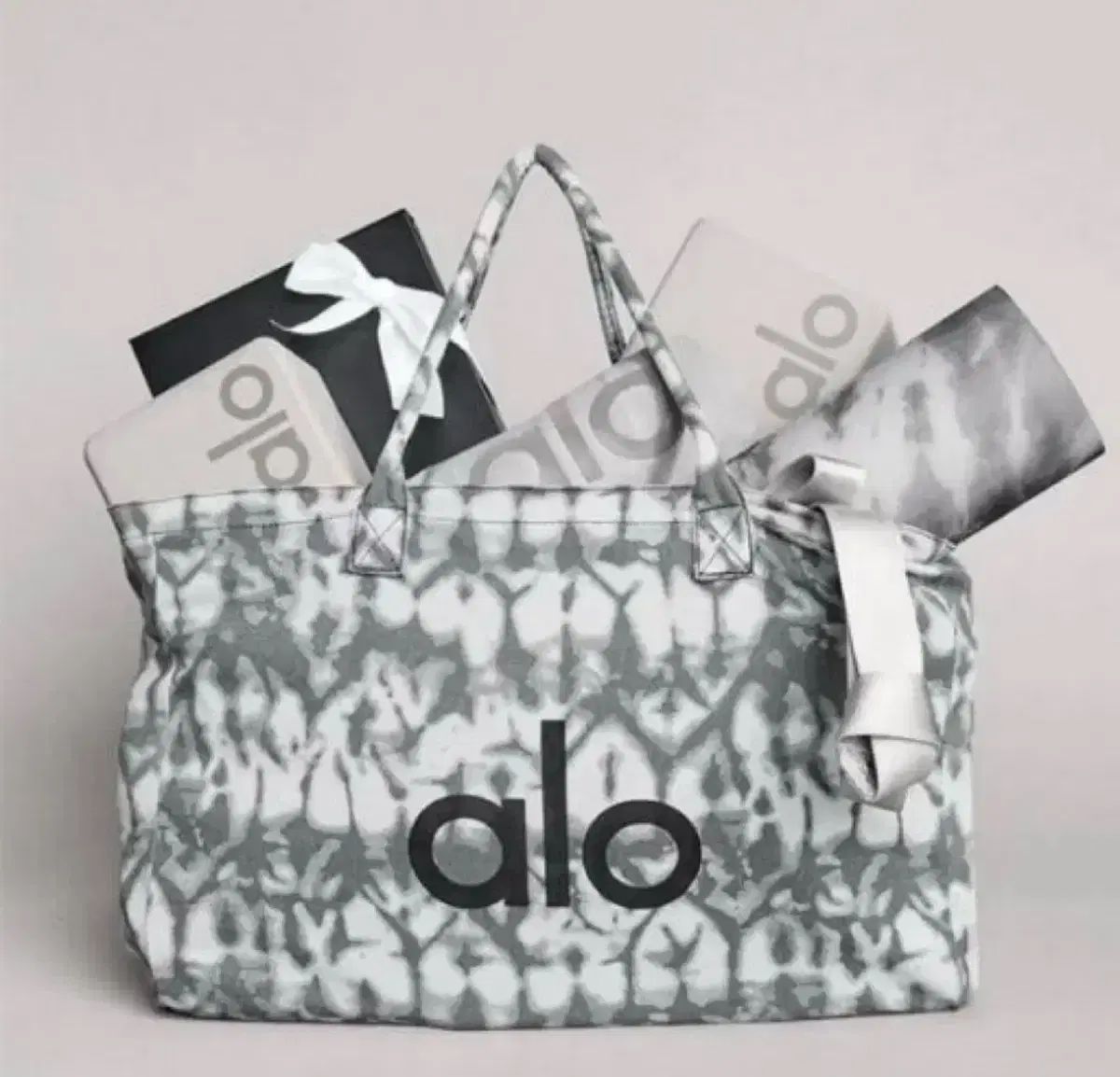 売り切り価格 アロヨガ バッグ Alo Yoga ブーブーバッグ ♥