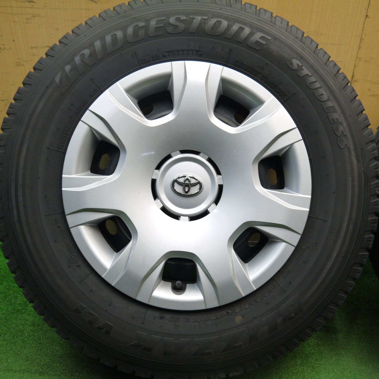 ハイエース　ブリヂストン スタッドレスタイヤ 15インチ アルミホイール ハイエース ブリヂストン スタッドレスタイヤ 15インチ アルミホイール