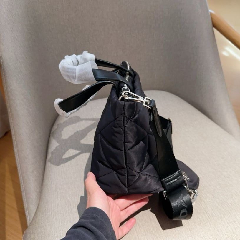 シンプルで使えるショルダーバッグです