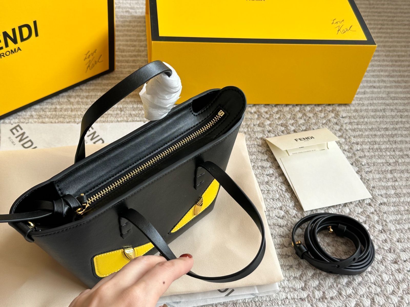 今日特価】Fendi フェンディ ミニモンスター クレセントトート