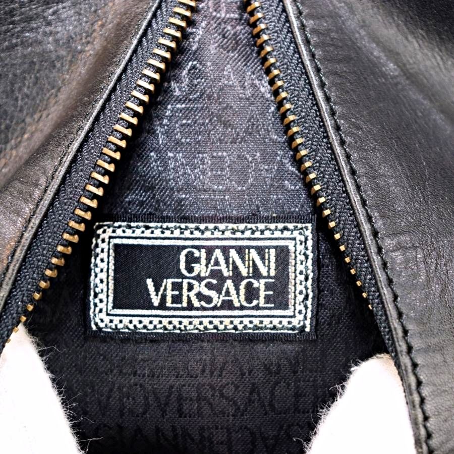 VERSACE レザーリュック 黒×ゴールド金具 ショルダー長変更可能